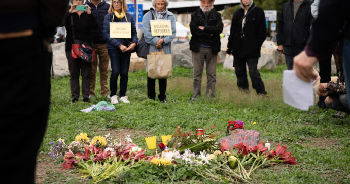 Memoriale migranti morti al confine, il sindaco leghista di Ventimiglia vuole demolirlo: “I turisti si devono rilassare”