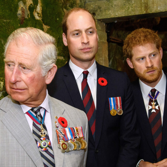 “Qui il Re sono io. Decido io se e quando Harry può tornare a Buckingham Palace”: tensioni tra Carlo e il figlio William contrario al rientro del fratello