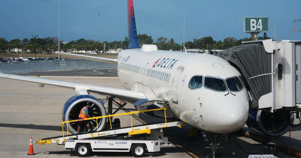 “Stiamo testando un algoritmo che calcola un prezzo diverso del biglietto aereo per ogni passeggero in base ai suoi dati personali, l’AI è la svolta”: le parole del Ceo di Delta fanno discutere