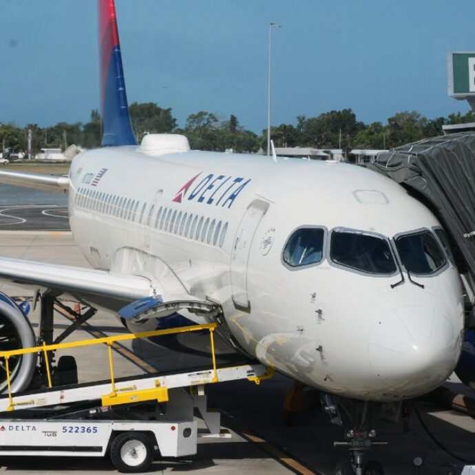 “Stiamo testando un algoritmo che calcola un prezzo diverso del biglietto aereo per ogni passeggero in base ai suoi dati personali, l’AI è la svolta”: le parole del Ceo di Delta fanno discutere