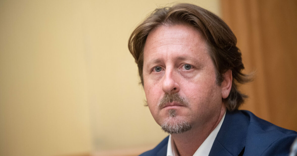 manlio messina il deputato meloniano siciliano lascia fdi valuter242 anche se dimettermi da parlamentare