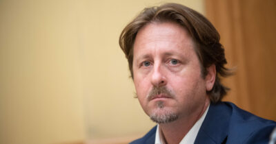 Copertina di Manlio Messina, il deputato meloniano siciliano lascia Fdi: “Valuterò anche se dimettermi da parlamentare”