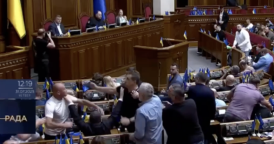 Copertina di Ucraina, volano schiaffi in Parlamento prima del voto sulla legge anticorruzione: il video della zuffa