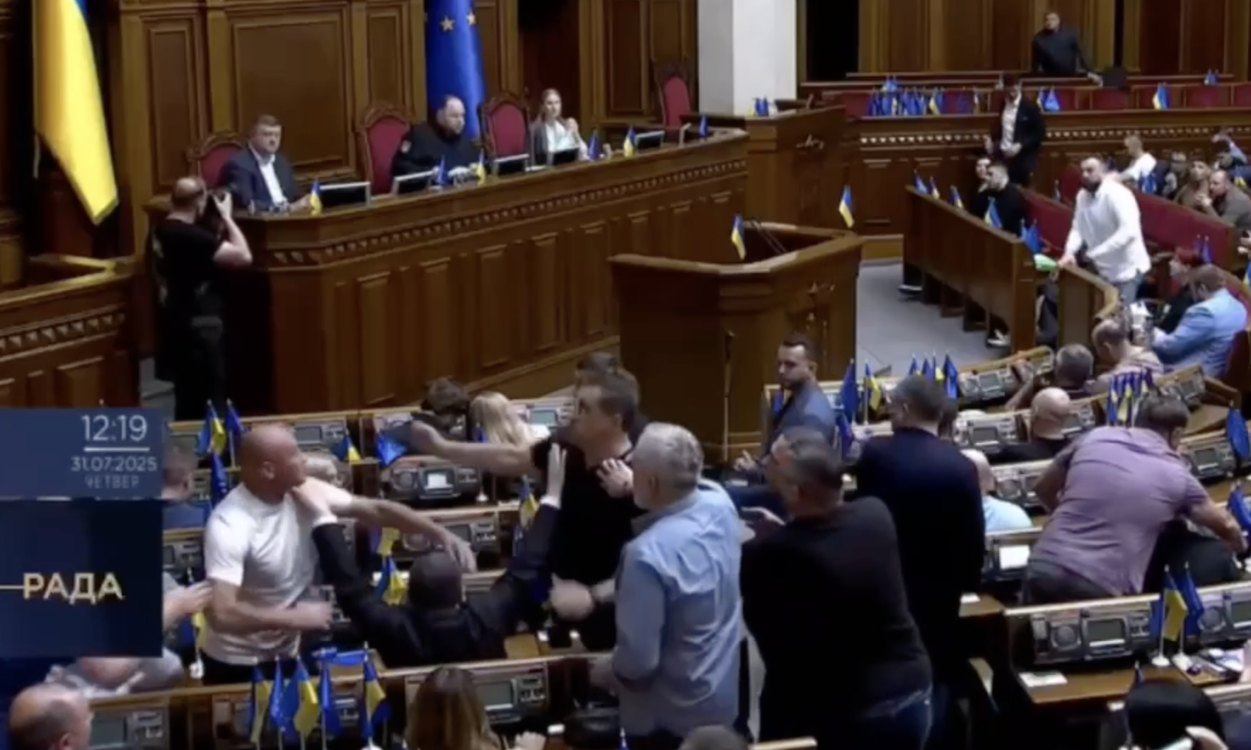 ucraina volano schiaffi in parlamento prima del voto sulla legge anticorruzione il video della zuffa