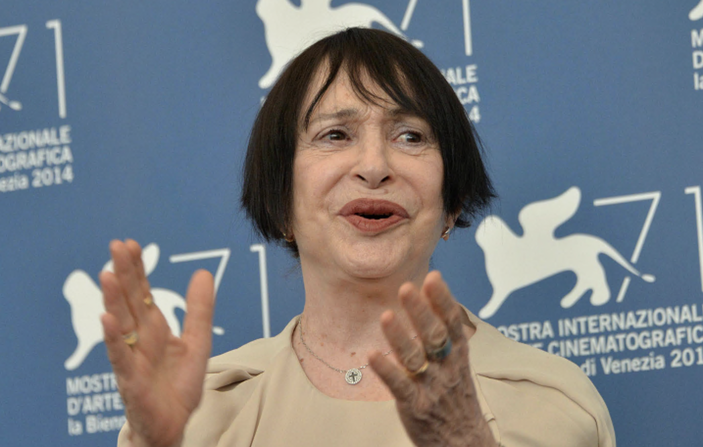 È morta Adriana Asti, figura unica del teatro e del cinema d’autore: “L’unico rimpianto è il lutto. Gli amici che se ne vanno. Le voci che non tornano”