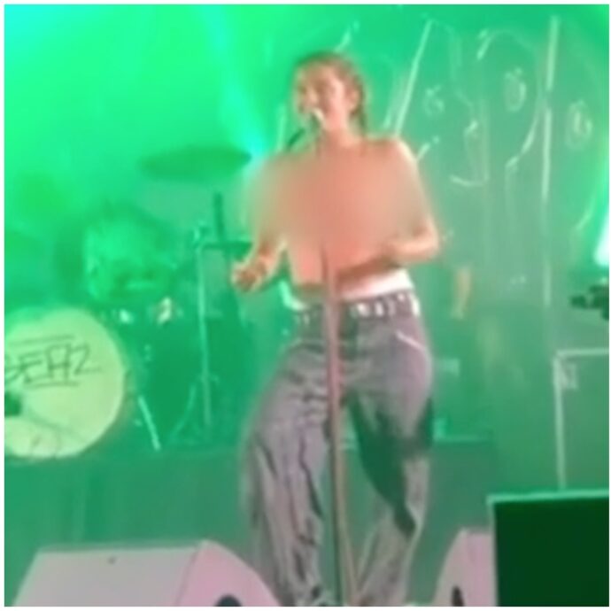 Aggredita sessualmente, la cantante Rebecca Baby termina il concerto in topless: poi la denuncia sui social