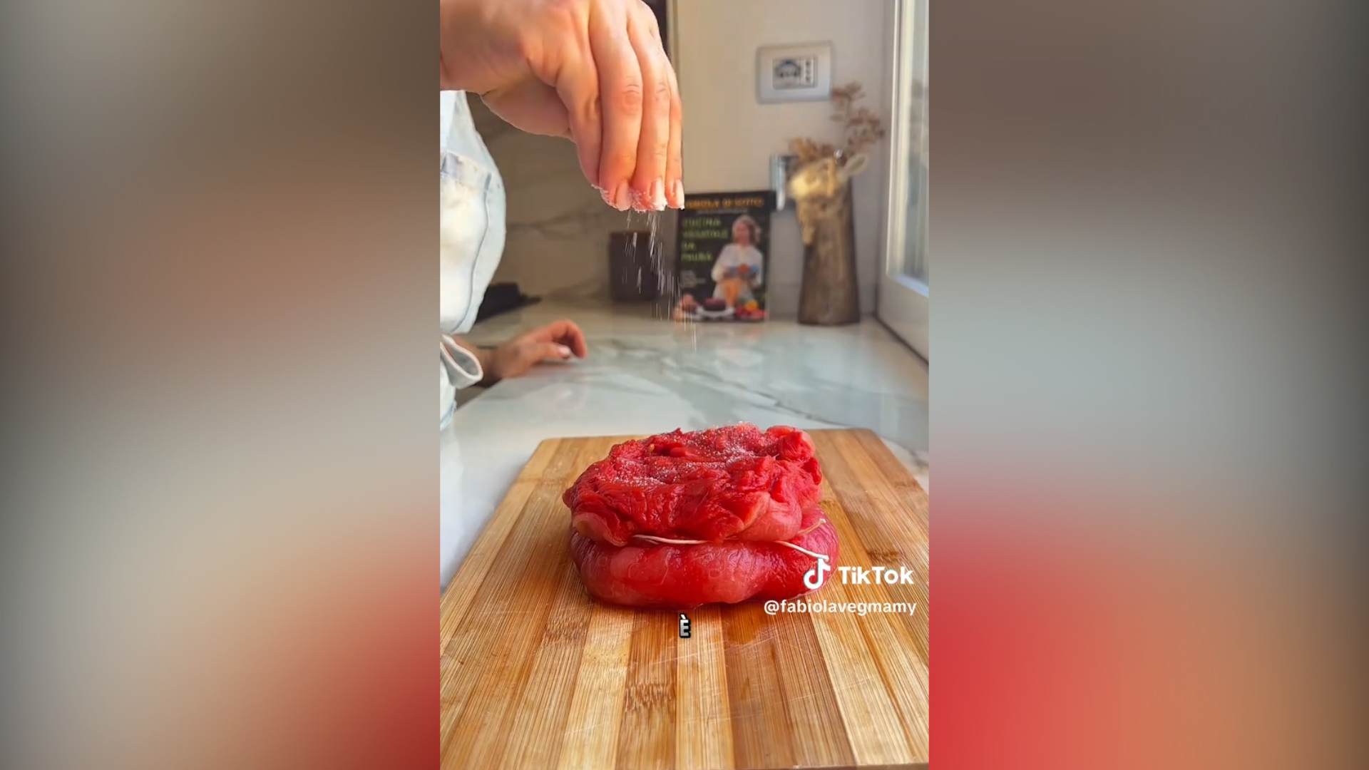 Il filetto e il carpaccio? Ora si fanno con l’anguria. La “carne” vegana diventa virale Il filetto e il carpaccio? Ora si fanno con l’anguria. La “carne” vegana diventa virale