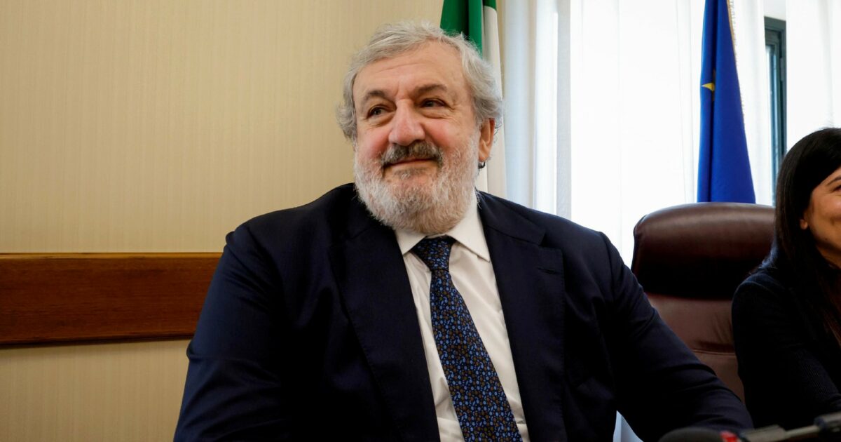Decarbonizzazione dell’ex Ilva, l’intesa è una “farsa” per il M5S e scontenta i sindacati. Cauto il Pd (e Emiliano esulta) Decarbonizzazione dell’ex Ilva, l’intesa è una “farsa” per il M5S e scontenta i sindacati. Cauto il Pd (e Emiliano esulta)