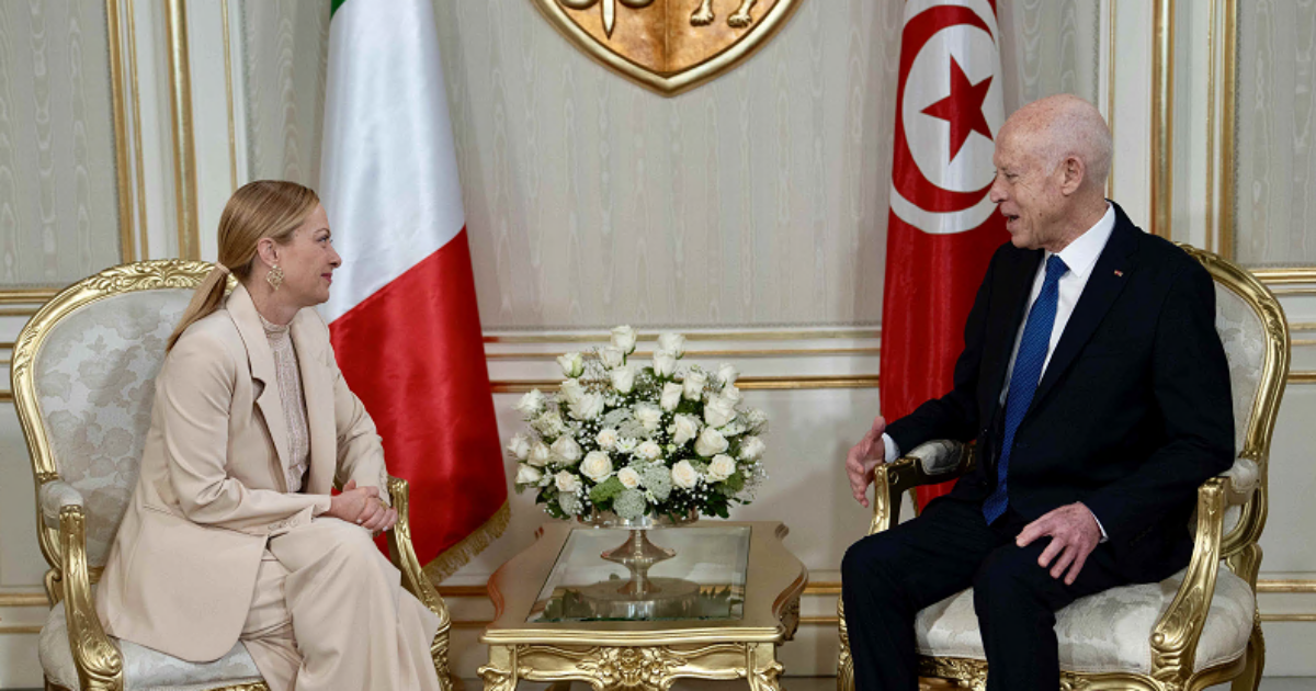 Meloni va in Tunisia e parla di migranti con Saied. Le opposizioni: “Stringe le sue mani , i naufraghi rischiano la vita” Meloni va in Tunisia e parla di migranti con Saied. Le opposizioni: “Stringe le sue mani , i naufraghi rischiano la vita”