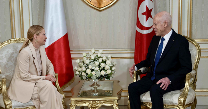Meloni va in Tunisia e parla di migranti con Saied. Le opposizioni: “Stringe le sue mani , i naufraghi rischiano la vita”