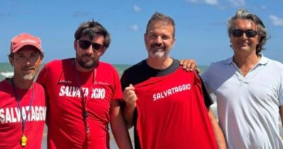 Copertina di Stramaccioni si tuffa e salva due ragazze che stavano annegando: “Me la sono vista brutta anch’io, sono finito contro gli scogli”