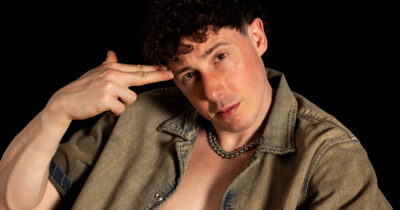 Copertina di “I discografici pagano i TikToker per sponsorizzare i brani? Io li mando in vacanza. In passato ho sofferto per le critiche sul mio corpo esile”: così Vito Shade