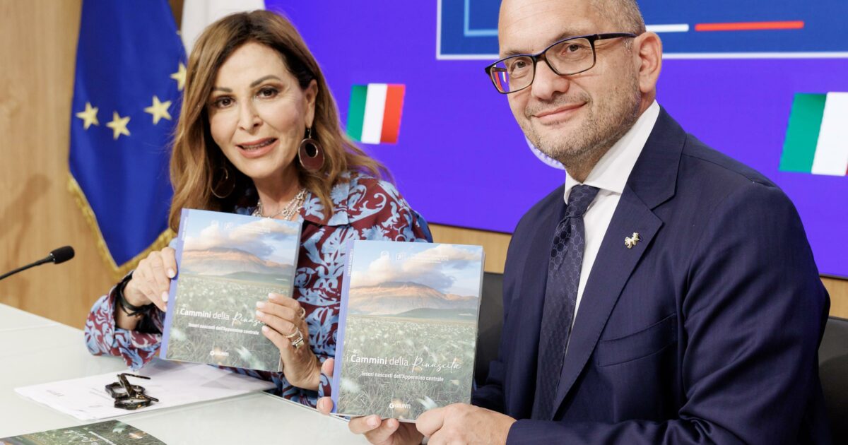 L’uomo di FdI stanzia 100mila euro di soldi pubblici per 2mila copie di un libro sulle Marche. E Santanché lo promuove in campagna elettorale