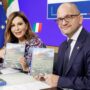Copertina di L’uomo di FdI stanzia 100mila euro di soldi pubblici per 2mila copie di un libro sulle Marche. E Santanché lo promuove in campagna elettorale