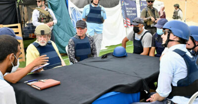 Copertina di Gaza, l’inviato Usa visita il centro aiuti di Rafah. “2 palestinesi uccisi prima del suo arrivo”. Onu: “1.373 morti da maggio mentre chiedevano cibo”