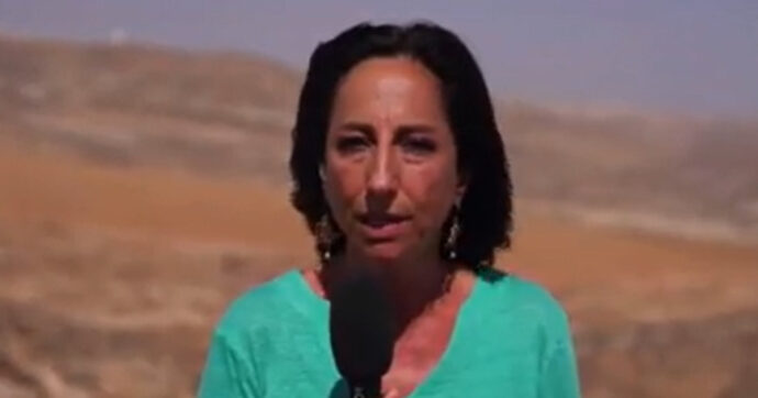 Gaza, l’inviata Rai Lucia Goracci interrotta dai coloni israeliani: “Uno di loro con la pistola ci ha bloccato”