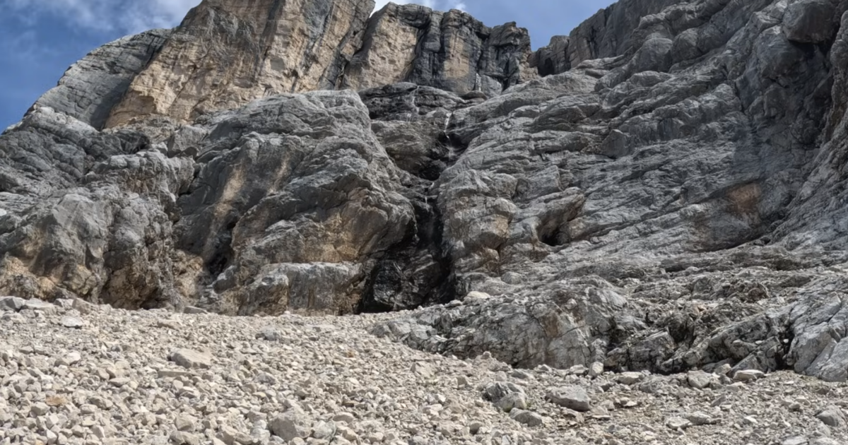 Escursionista inglese ingora il divieto di accesso e si trova in mezzo alle frane: “Sono bloccato sulla ferrata Berti, cadono sassi dall’alto” Escursionista inglese ingora il divieto di accesso e si trova in mezzo alle frane: “Sono bloccato sulla ferrata Berti, cadono sassi dall’alto”