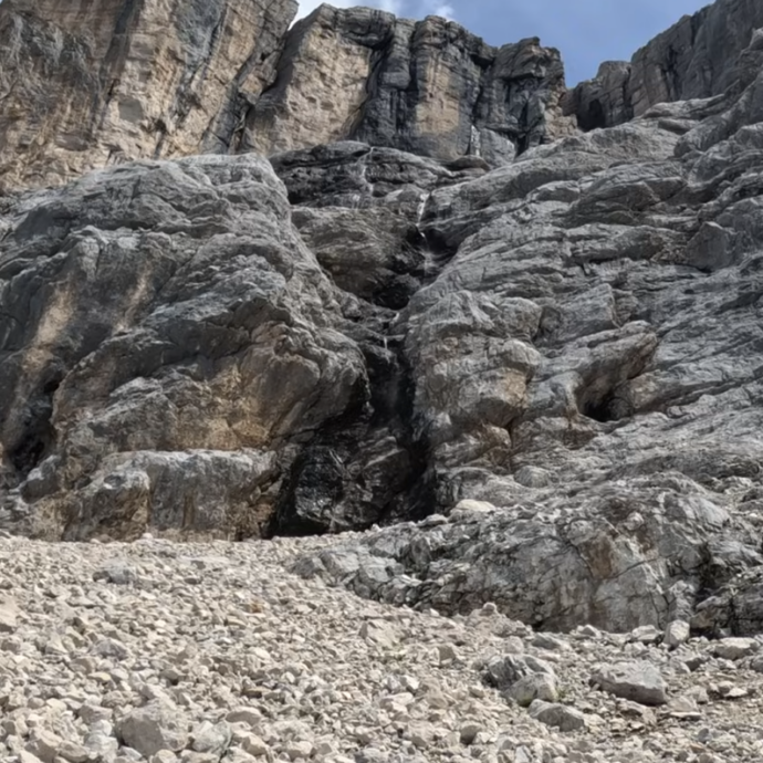 Escursionista inglese ignora il divieto di accesso e si trova in mezzo alle frane: “Sono bloccato sulla ferrata Berti, cadono sassi dall’alto”