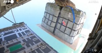 Copertina di Gaza, 126 pacchi di forniture umanitarie paracadutati sulla Striscia: il video dell’operazione francese