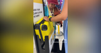 Copertina di Lotta con il bagaglio a mano per farlo entrare nel misuratore: “Non pago 200 euro”. Il video diventa virale