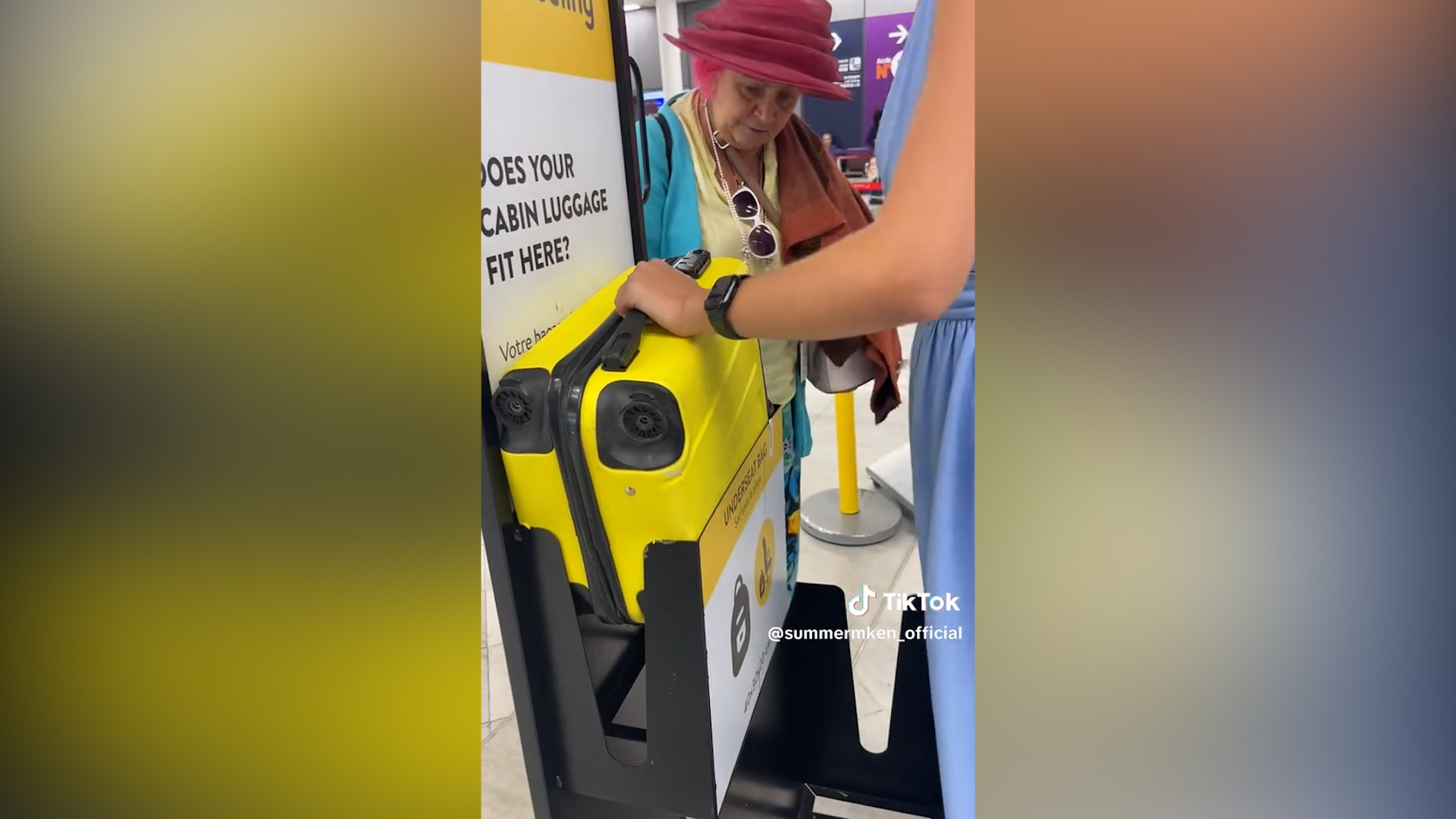 Lotta con il bagaglio a mano per farlo entrare nel misuratore: “Non pago 200 euro”. Il video diventa virale