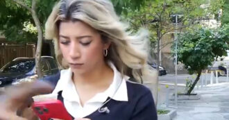 Copertina di Paura per una giornalista: il ladro in motorino le strappa il telefono davanti alle telecamere – Video