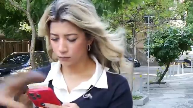 paura per una giornalista il ladro in motorino le strappa il telefono davanti alle telecamere 8211 video