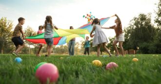 Sempre meno bambini: nel 2024 solo 369.944 nuovi nati. E l’età per andare in pensione nel 2050 salirà a quasi 69 anni