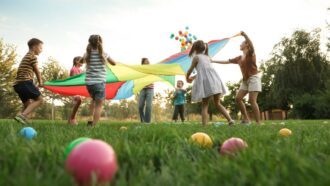 Sempre meno bambini: nel 2024 solo 369.944 nuovi nati. E l’età per andare in pensione nel 2050 salirà a quasi 69 anni