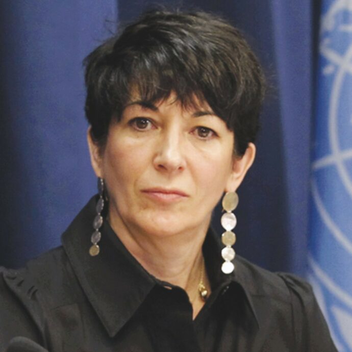 “Carta igienica a fiumi, pilates e pet therapy. Ghislaine Maxwell trattata coi guanti d’oro in carcere”: polemiche sulla complice di Jeffrey Epstein