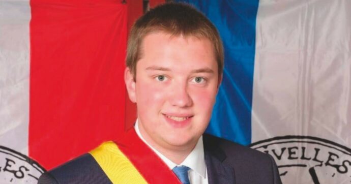 Seminudo con svastica. Politico belga si scusa