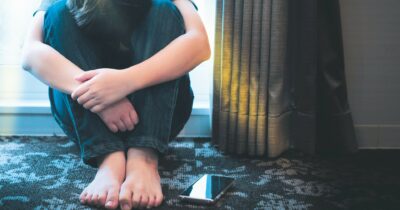 Copertina di Chat, emoticon e richieste: mio figlio nelle grinfie dell’Intelligenza artificiale