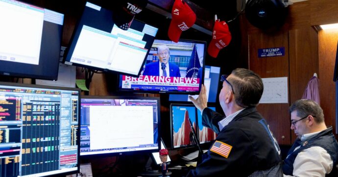 Gli Usa firmano i nuovi  dazi (senza Cina e auto): borse ko