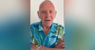 Copertina di “Grazie Kim, non aver paura di venire a cena da noi”: Anthony Hopkins prova la nuova maschera facciale di Skims ed è subito Hannibal Lecter