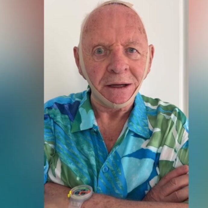 “Grazie Kim, non aver paura di venire a cena da noi”: Anthony Hopkins prova la nuova maschera facciale di Skims ed è subito Hannibal Lecter