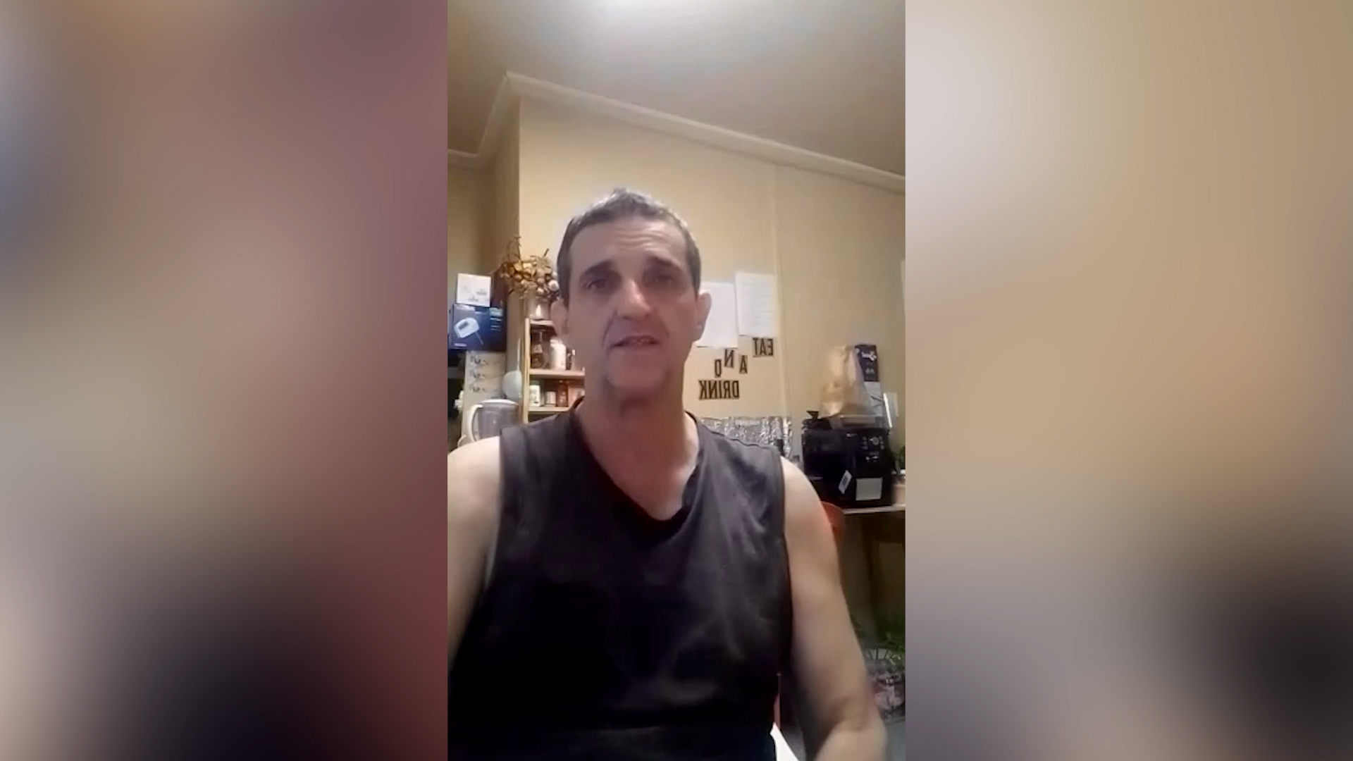 “Il governo mi aiuti a tornare a casa, non posso volare su un aereo di linea”: il video-appello di Carlo D’Attanasio