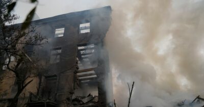 Copertina di Droni ucraini colpiscono la Russia: 3 morti e raffineria in fiamme. Mosca bombarda Kherson: una vittima