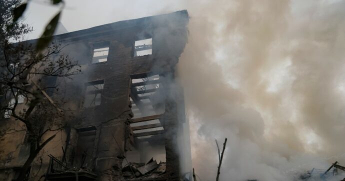 Droni ucraini colpiscono la Russia: 3 morti e raffineria in fiamme. Mosca bombarda Kherson: una vittima