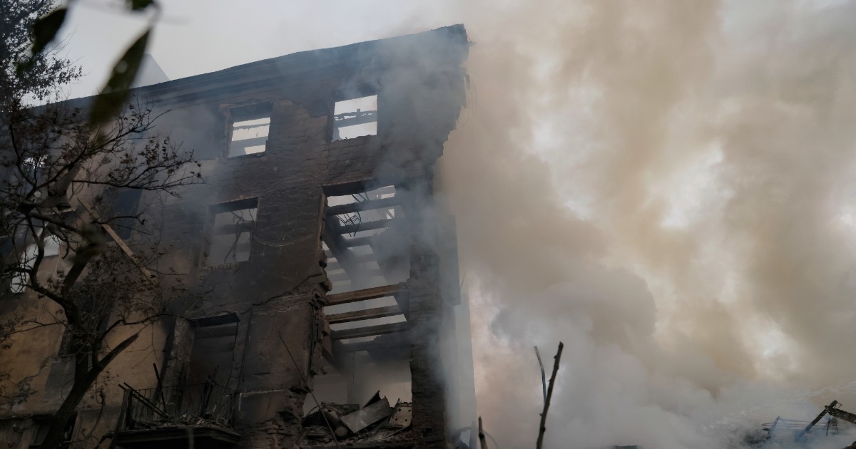 Droni ucraini colpiscono la Russia: 3 morti e raffineria in fiamme. Mosca bombarda Kherson: una vittima
