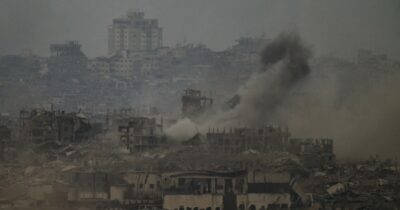 Copertina di Gaza, 98 morti nelle ultime 24 ore, 7 di fame. Netanyahu rinvia la decisione sull’azione militare: “Dissidi nel governo su come procedere”