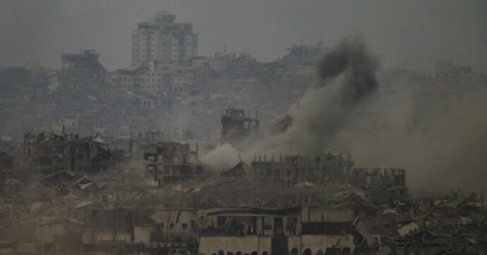 Gaza, 98 morti nelle ultime 24 ore, 7 di fame. Netanyahu rinvia la decisione sull’azione militare: “Dissidi nel governo su come procedere”