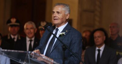 Copertina di Fischi contro La Russa alla commemorazione della strage di Bologna. Bolognesi: “Attentatori passarono da Msi”