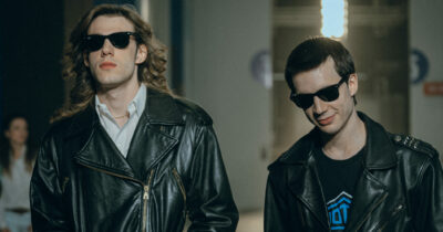 Copertina di “Nord Sud Ovest Est”, la storia di Max Pezzali e Mauro Repetto torna sul set: le immagini video del backstage