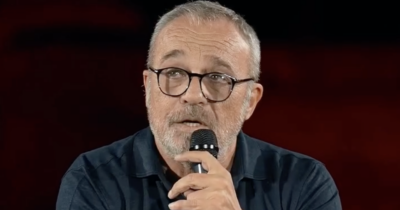 Copertina di “Non andavo di corpo da 12 giorni. All’improvviso dovevo ca**re e l’ho fatto in mare, ma dietro di me c’erano 2 turisti”: lo rivela Claudio Amendola