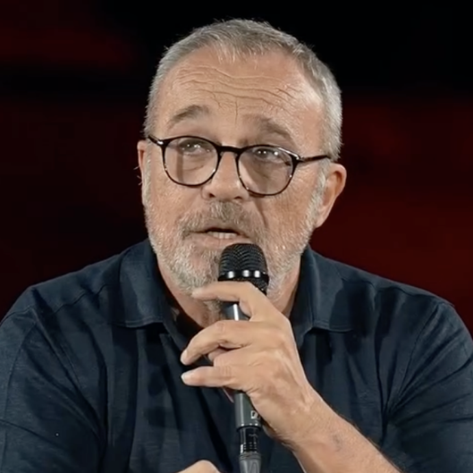 “Non andavo di corpo da 12 giorni. All’improvviso dovevo ca**re e l’ho fatto in mare, ma dietro di me c’erano 2 turisti”: lo rivela Claudio Amendola