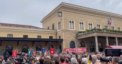 Copertina di Strage di Bologna, il minuto di silenzio e il triplice fischio del treno alle 10.25 di fronte alla stazione