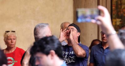 Copertina di Strage di Bologna, contestata la ministra Bernini: “Non crediamo alla solidarietà del governo” – Video