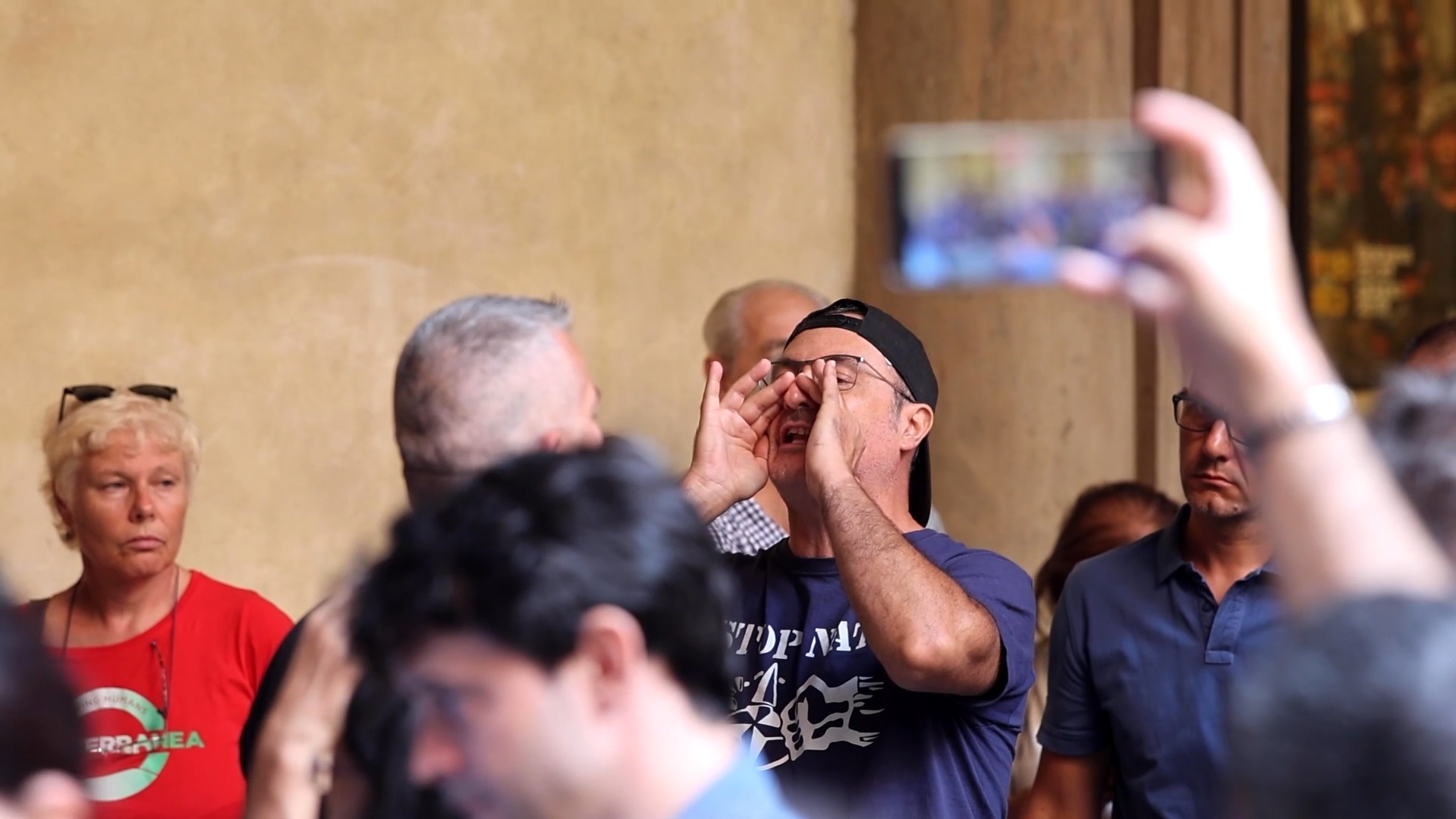 Strage di Bologna, contestata la ministra Bernini: “Non crediamo alla solidarietà del governo” – Video