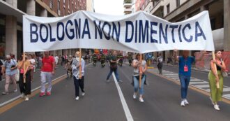 Copertina di Strage di Bologna, applausi e commozione: il video del corteo lungo via Ugo Bassi