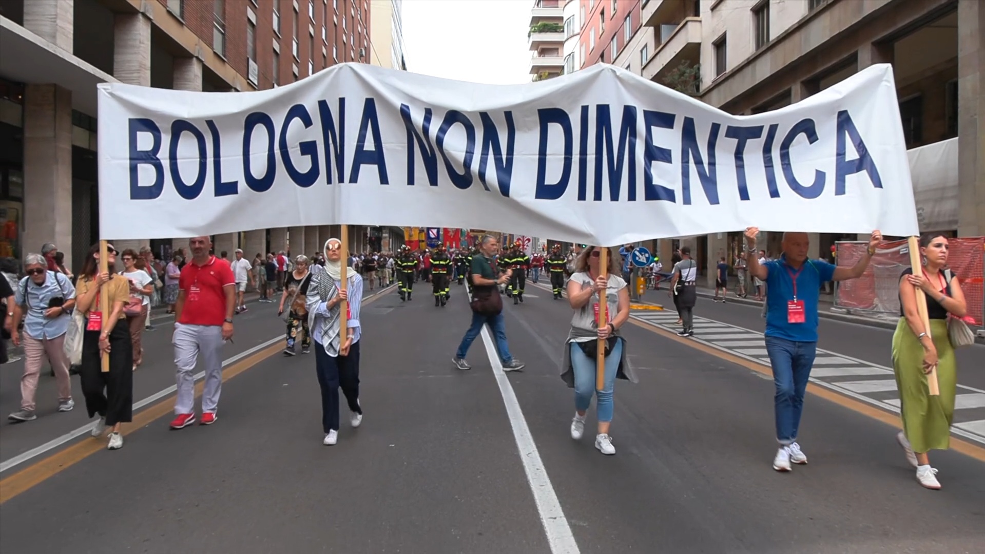 strage di bologna applausi e commozione il video del corteo lungo via ugo bassi